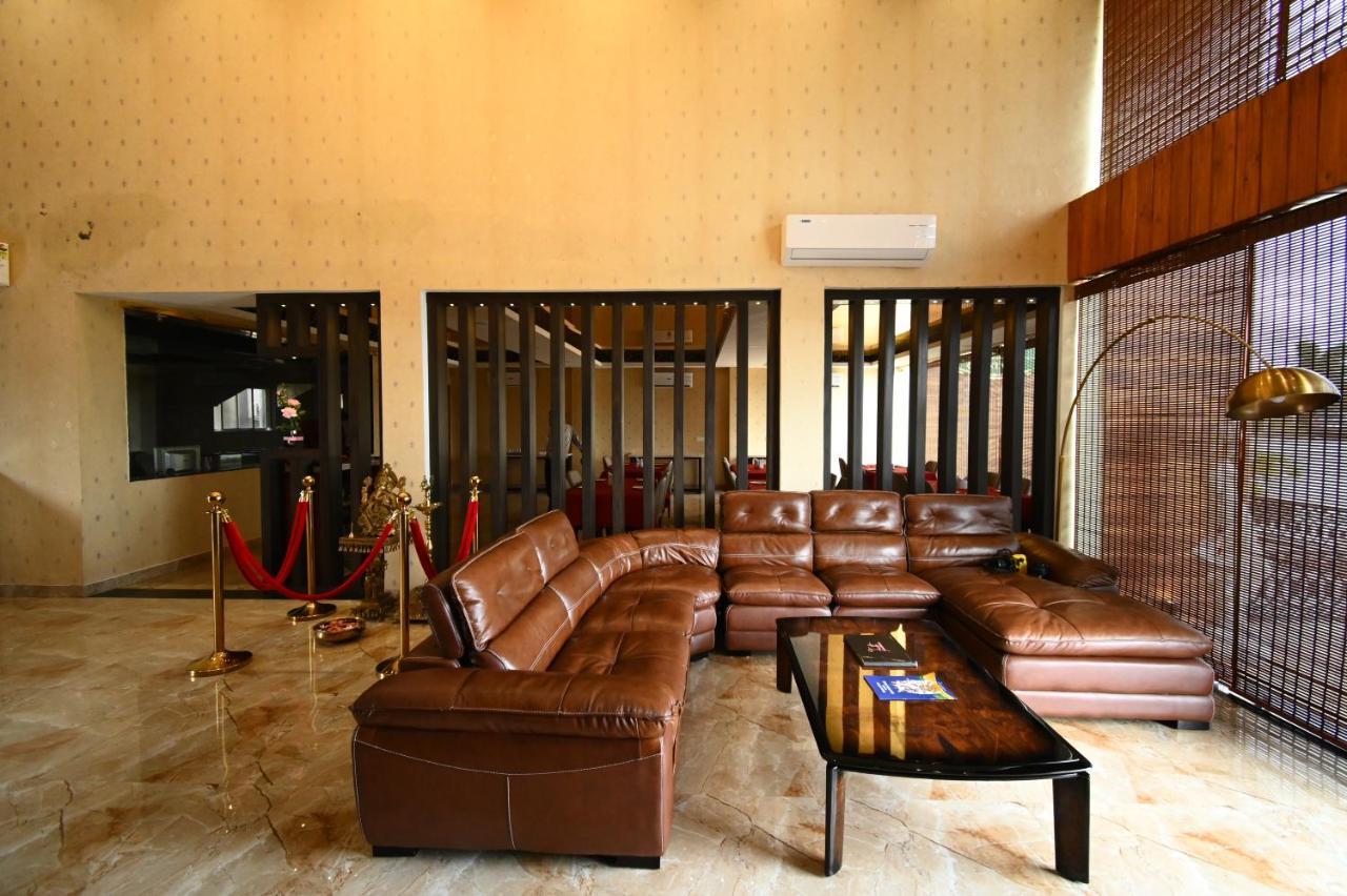 Faith Cricket Club & Resort Bhopal Buitenkant foto
