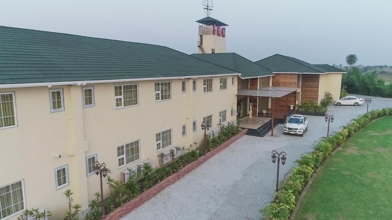 Faith Cricket Club & Resort Bhopal Buitenkant foto